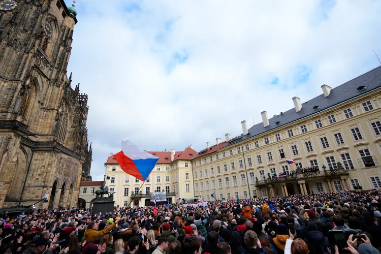 帕維爾就任後致詞，大批民眾在場聆聽。美聯社