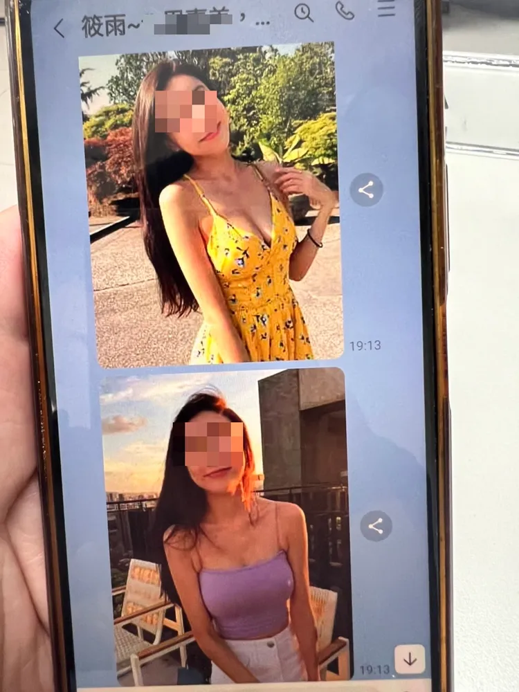 許男出示筱雨的照片。板橋警分局提供