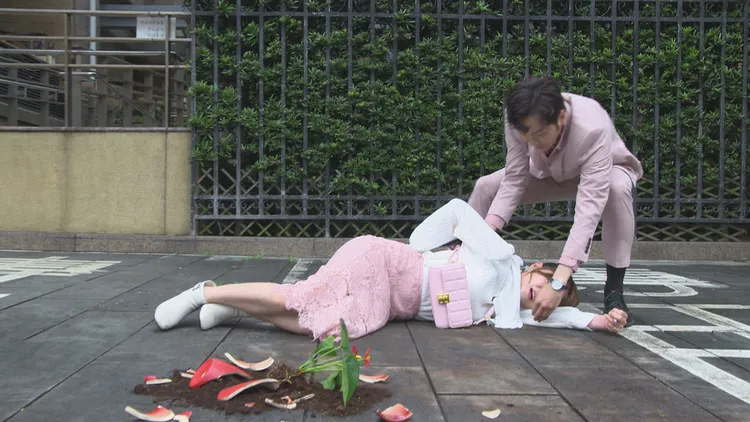 謝京穎（左）替張書偉擋盆栽，跟吳東諺的小孩也沒了。民視提供