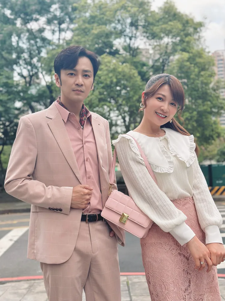 張書偉（左）跟謝京穎在《市井豪門》飾演男女朋友，後來退回朋友。民視提供