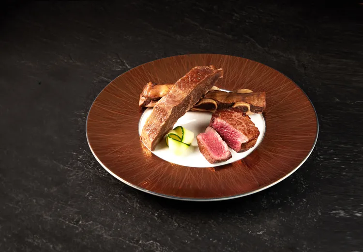 王品牛小排佐黑松露菲力，一次盡享王品經典美味與菲力軟嫩口感。業者提供