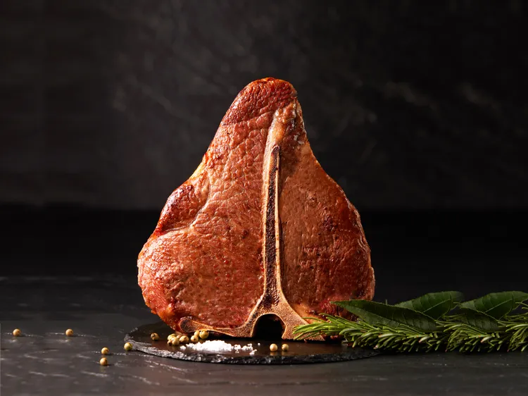 美國頂級丁骨牛排雙人套餐，一份主餐享三重風味。業者提供