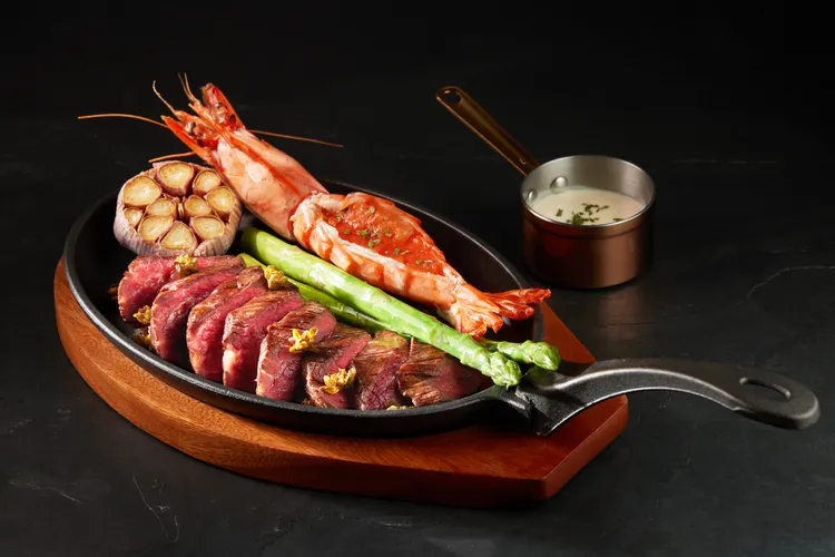 王品新品澳洲和牛佐海大蝦。業者提供