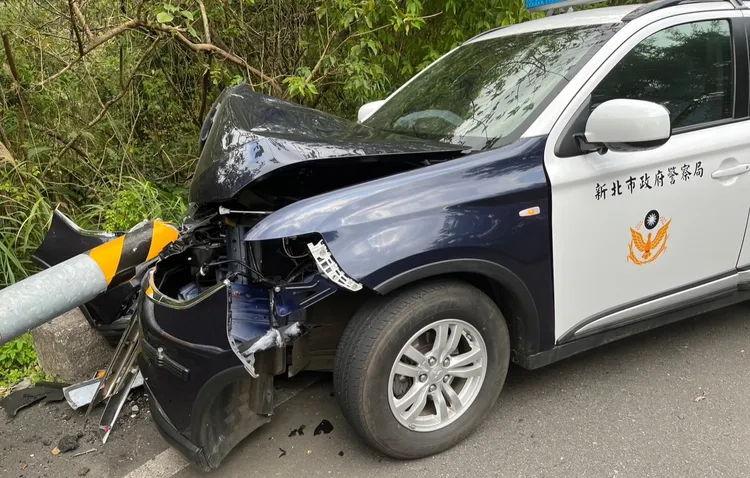 巨大的撞擊力將電線杆當場撞斷。新店警分局提供