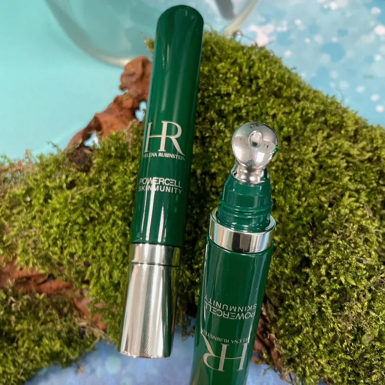 植萃綠寶舒緩亮眼霜的筆頭，採用仿無名指冰導亮眼棒設計，方便使用時替眼周溫柔按摩減少拉扯。張家玲攝