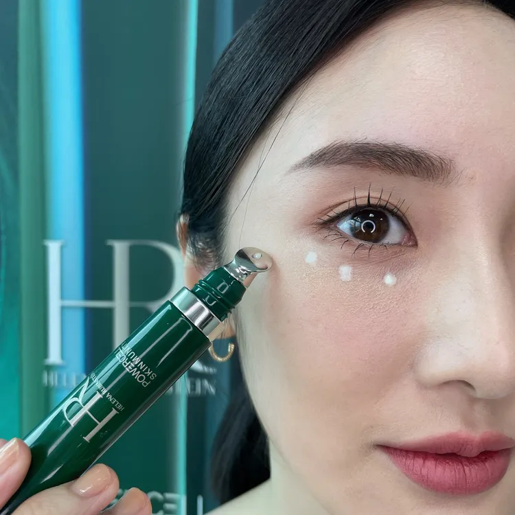 HR植萃綠寶舒緩亮眼霜擁有無名指3步亮眼儀式。張家玲攝