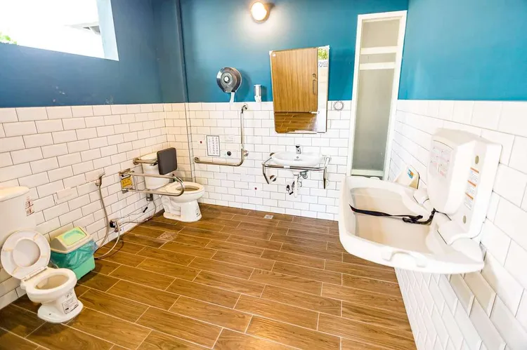 動物園公廁設有親子及性別友善設施。觀光局提供