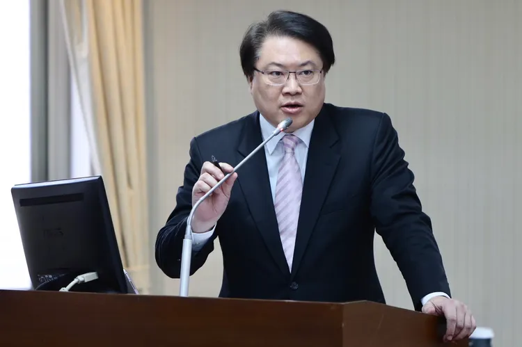 內政部長林右昌表示823要放假茲事體大，但卻遭陳玉珍反問，如果不能照地區放假，為何僅限台澎地區的228卻可以，讓林一度語塞。林林攝