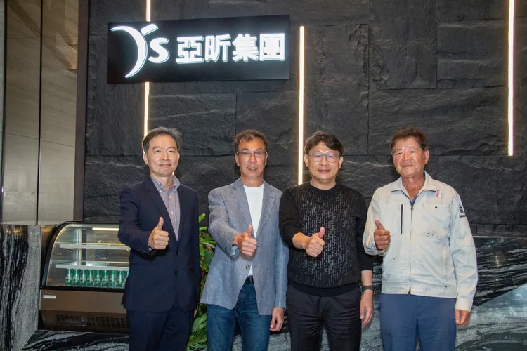 亞昕一緻於29日舉行開工典禮，左起建築師許獻叡、台中總監陳其德、亞昕集團董事長姚連地以及田中純夫於開工記者會上合影。