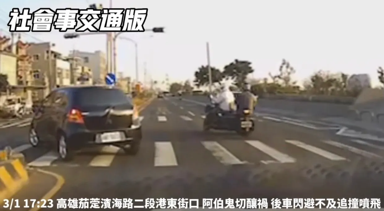 白衣邱姓阿伯騎士猛然高雄式左轉,害得後方周姓騎士閃避不及追撞上去。翻攝社會事交通版群組