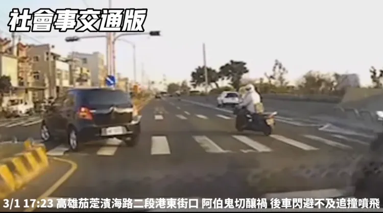 白衣邱姓阿伯騎著機車準備要「高雄式左轉」。翻攝社會事交通版群組