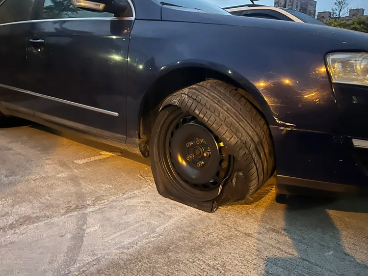 羅嫌車輪被警方開槍擊中。民眾提供