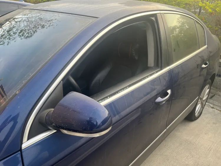 羅嫌拒絕受檢，被警方敲破車窗。民眾提供