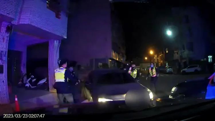 警員玻窗時手被割傷。民眾提供