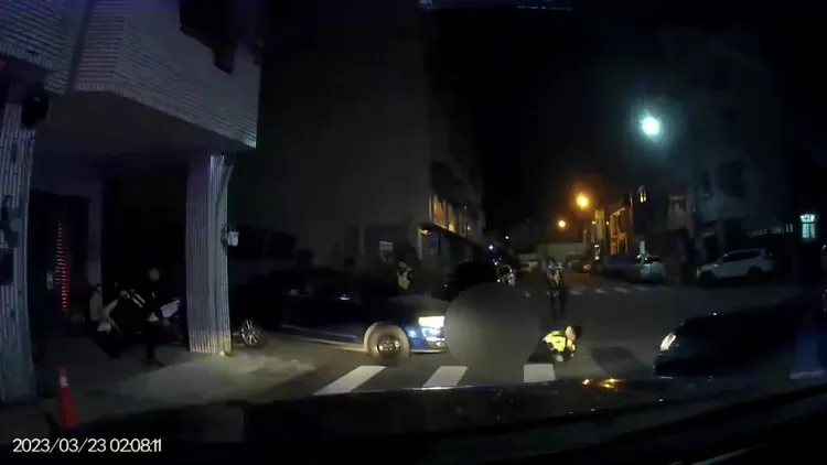 警員被羅嫌撞倒在地，右腳受傷。民眾提供