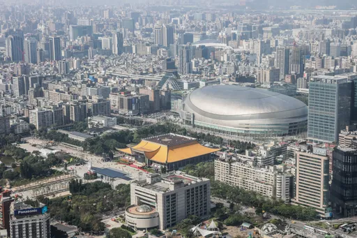 大巨蛋排煙測試濃煙畫面曝!月底鋪人工草皮 拚4月完工