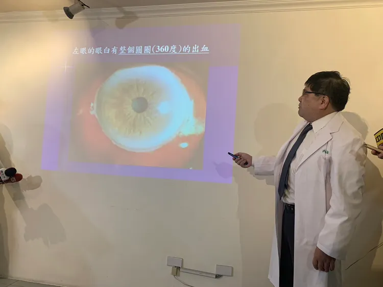 洪啟庭醫師說明陳小姐病況。吳慧芬攝