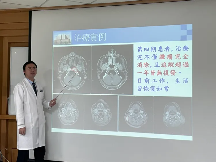 林新醫院放射腫瘤科主任李芃逸說明患者治療後，腫瘤已完全修除。林新醫院提供