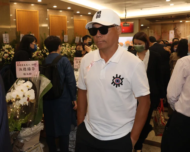 巫啟賢戴著墨鏡低調到場。彭欣偉攝