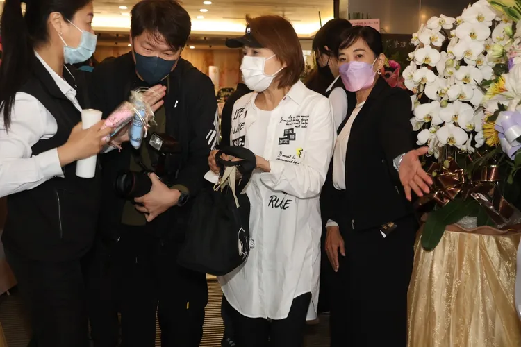 向娃前來悼念。彭欣偉攝