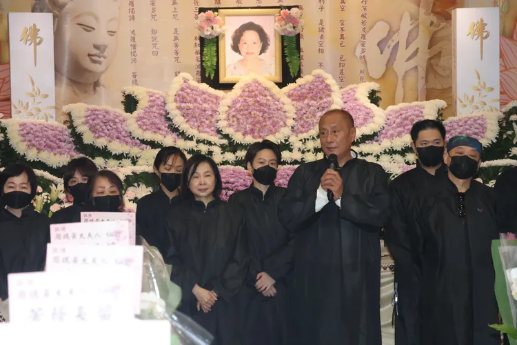 伍宗德（右三）和周雅芳（右五）最後一塊出面致答詞。彭欣偉攝