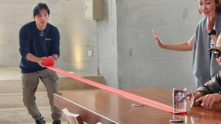 孫協志（左）甩佛系玩法，「搶婚」夏宇童發豪語，「不是我的都不行」。中視提供