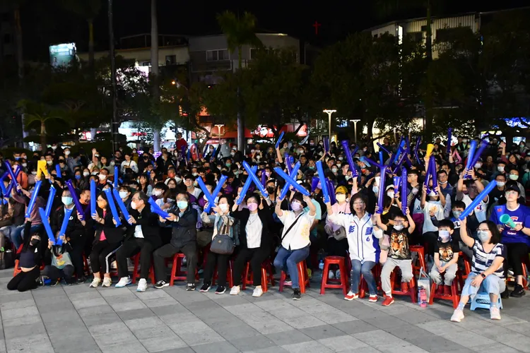 彰化縣政府昨晚在府前廣場直播中華對荷蘭之戰，現場氣氛高昂。彰化縣政府提供