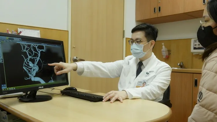 阮郁修醫師向民眾說明腦部狀況示意畫面(非當事人)。台北慈濟醫院提供