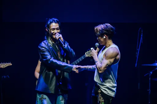 男歌手才讓混血辣模未婚懷孕 站台現場大尺碼的性感內衣丟上台