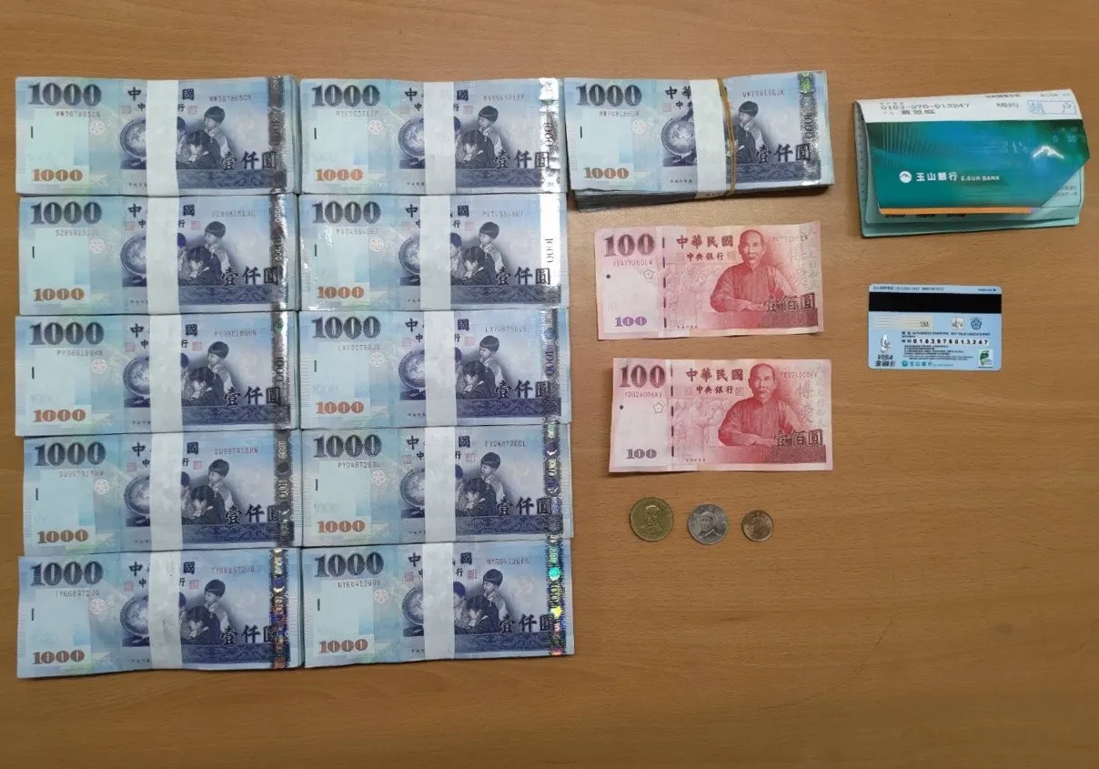 警方起獲110萬元贓款。翻攝畫面