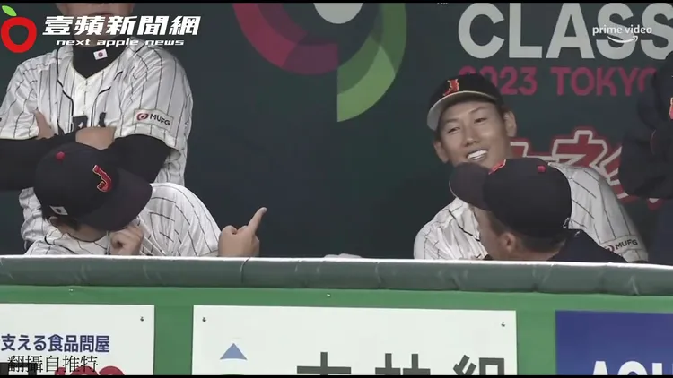大谷翔平指著吉田正尚，控訴他就是「犯人」。翻攝自推特