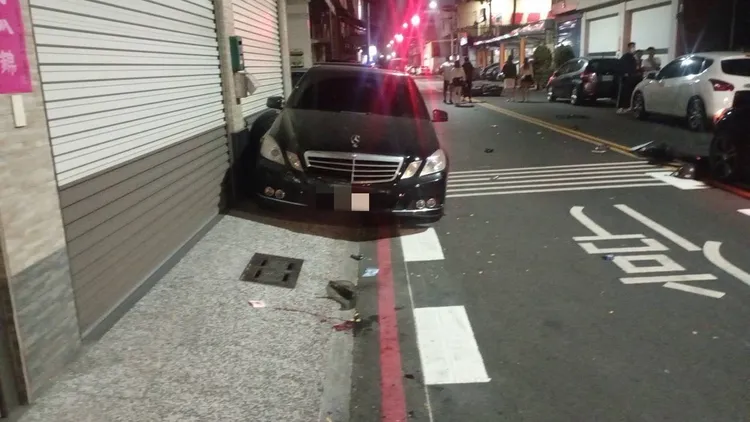 這場車禍殃及停在路邊的賓士車，地上還留有斑斑血跡。讀者提供