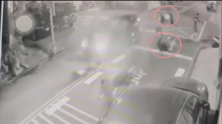 機車雙載的王男與顏男被自小客車撞擊後，兩人空中翻轉一圈才落地。讀者提供