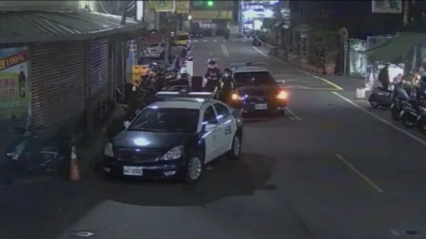 警方到場將洪男帶上警車。蘆洲警分局提供