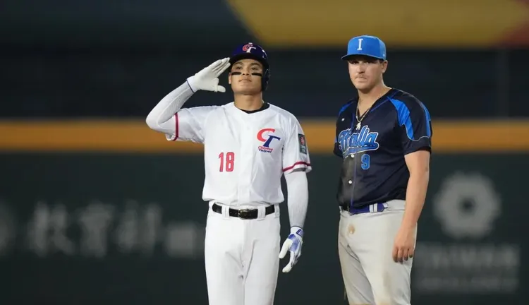 「國防部長」張育成（左）立功後，做出招牌的霸氣敬禮手勢。悍創提供