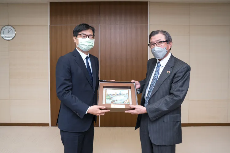 陳其邁致贈具高雄風景意象的版畫予三井化學集團淡輪敏會長。市府提供