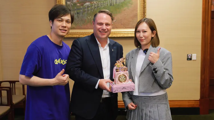 瑪菲司與老公飛到澳洲跟市長開心合影。Halo Mavis國際連線