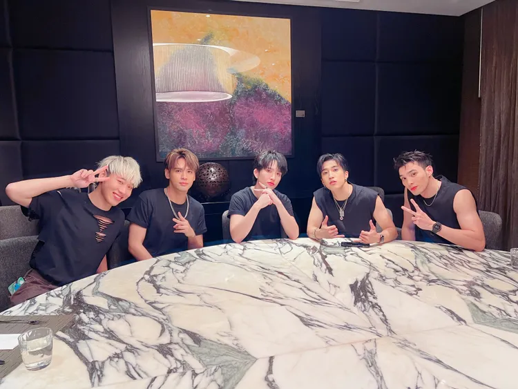 五堅情昨開心在香港慶功。滾石提供