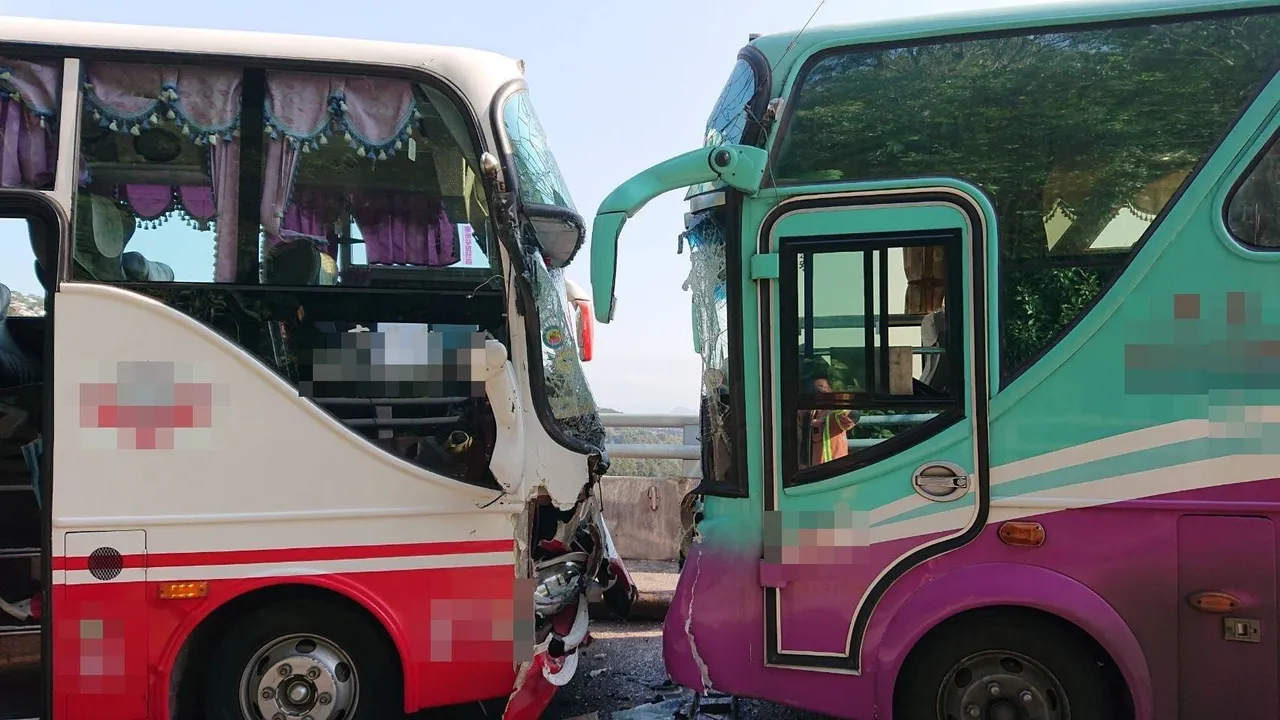 私立學校2輛校車發生對撞。新北市消防局提供