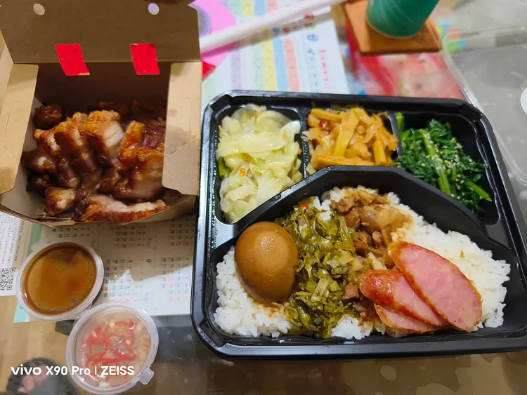 館長220元燒肉便當試賣，7菜色2沾醬飽足感十足。翻攝《飆捍》粉絲頁