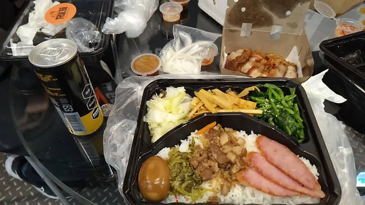 館長220元燒肉便當試賣，7菜色2沾醬飽足感十足。翻攝《飆捍》粉絲頁