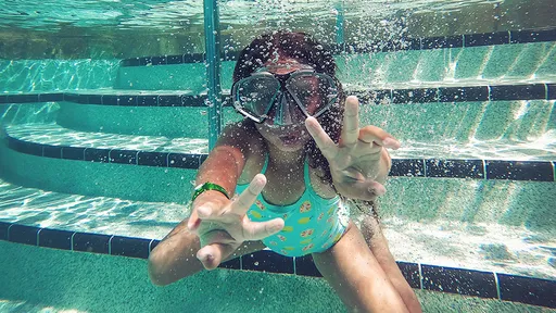 人妻生了別人的孩子「因為泳池水太髒」 老公竟然信了