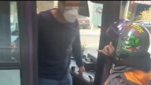 被叭到抓狂!校車司機路邊狂吼哭夭 學生驚嚇指數破表