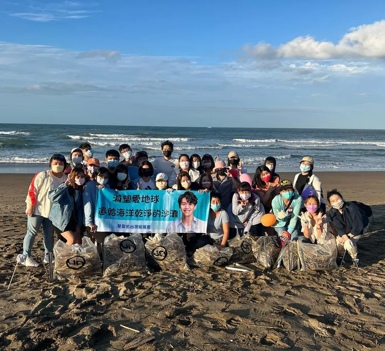 粉絲自發性去海灘淨灘，替蔡旻佑（中）慶生。翻攝蔡旻佑台灣後援會臉書