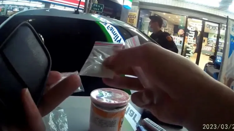 警方搜查謝男身上發現毒品。新北市保大提供