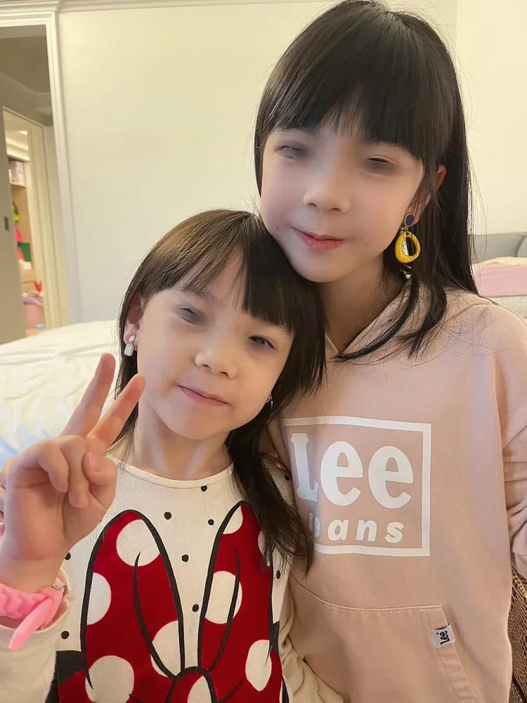 2個女兒夾上媽媽的耳環好玩拍照。翻攝伊正臉書