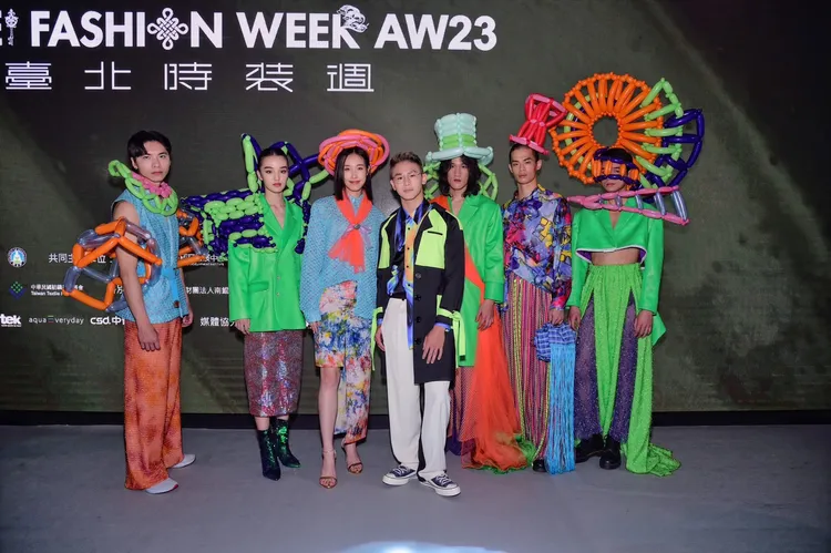 洪璽皓（中）製作的氣球藝術飾品由伊林模特兒演繹。伊林娛樂提供