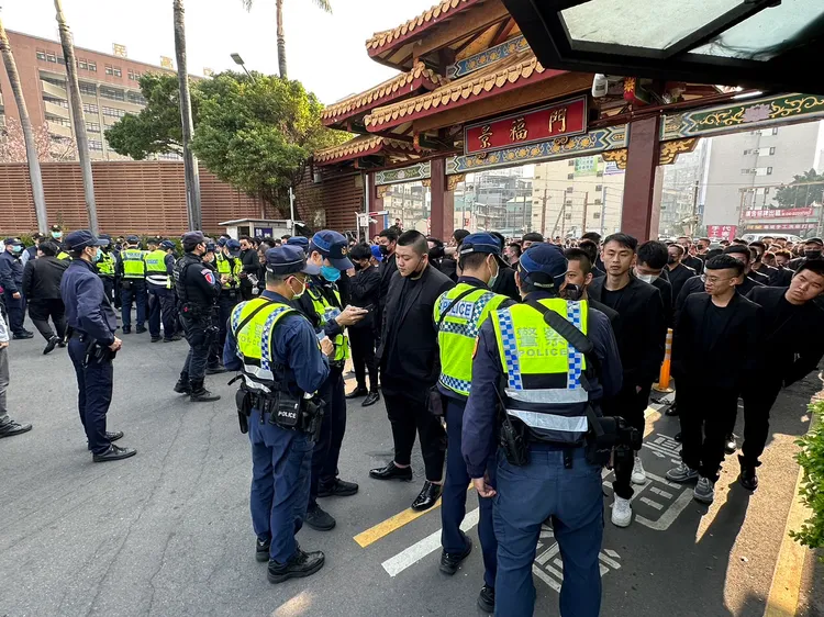 警方針對到場弔唁的黑衣人逐一盤查身分。讀者提供