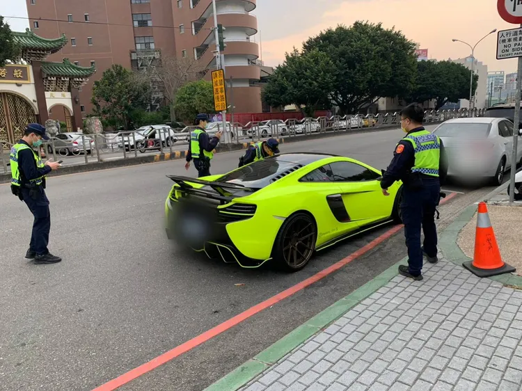 警方在告別式現場取締12件交通違規案。讀者提供