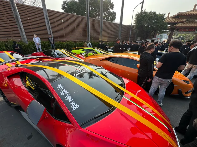 13輛市值超過3億元超跑齊聚，哀送董桂均最後一程。讀者提供